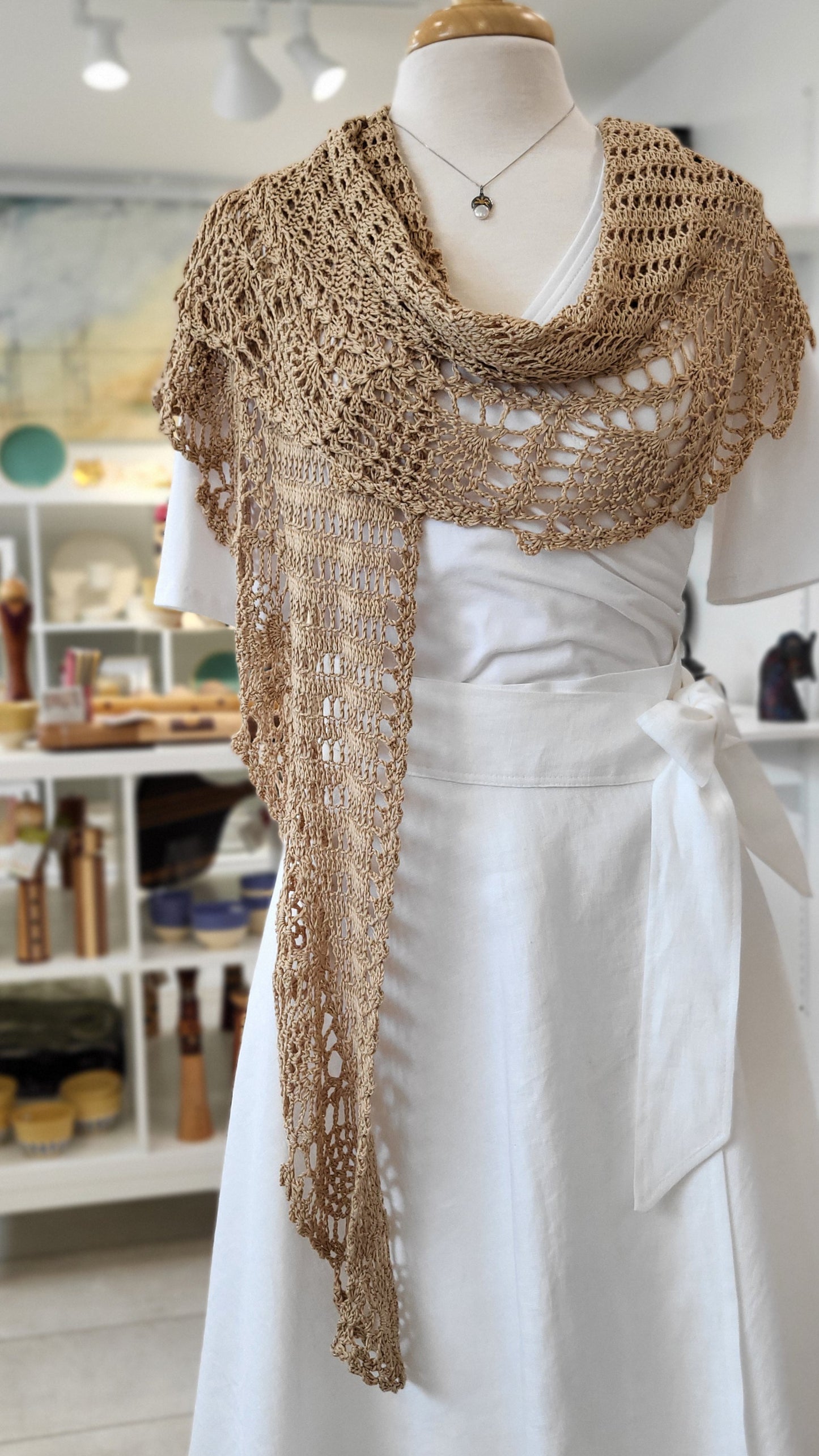 MPA - Châle beige tricoté au crochet