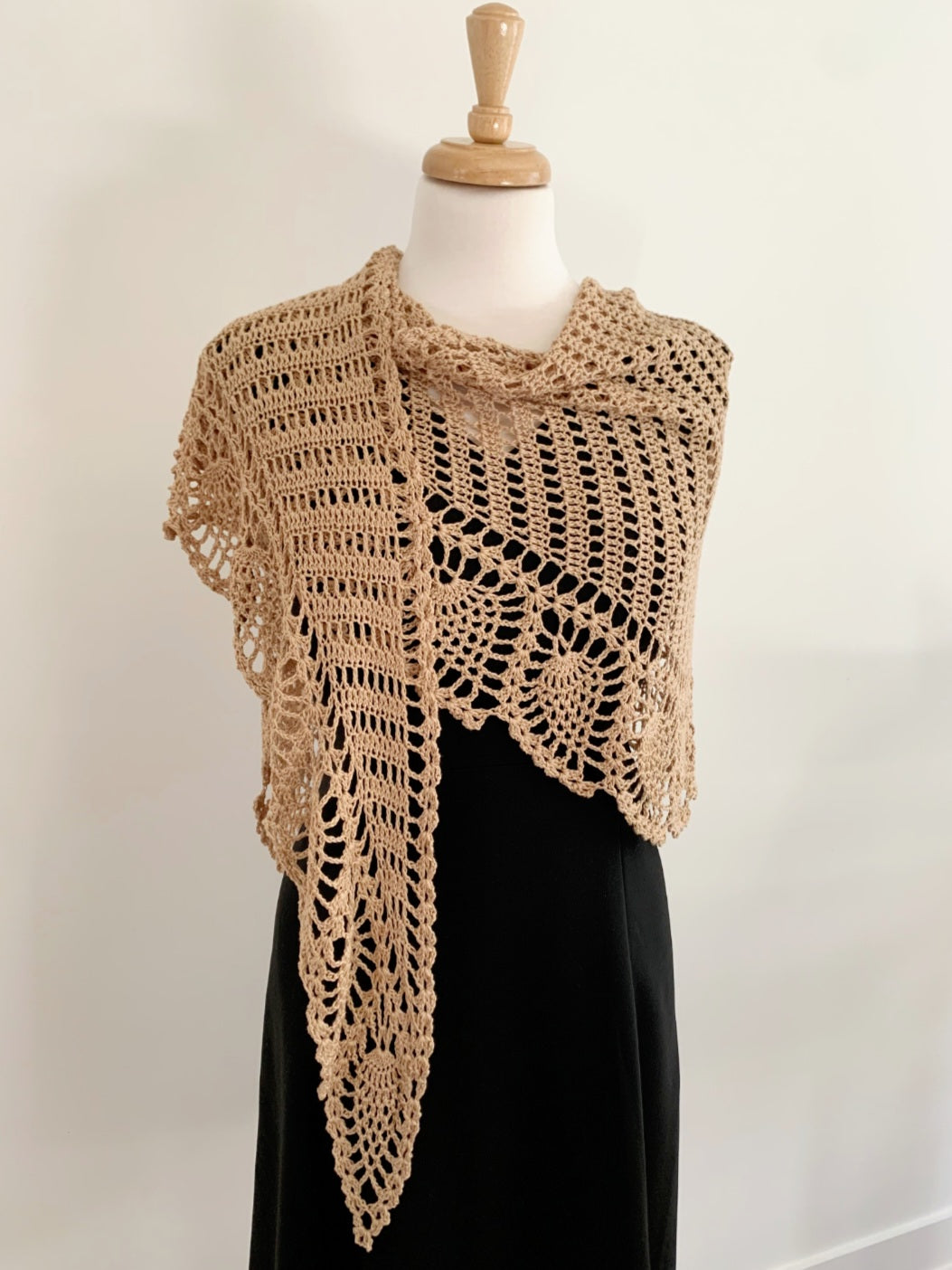 MPA - Châle beige tricoté au crochet