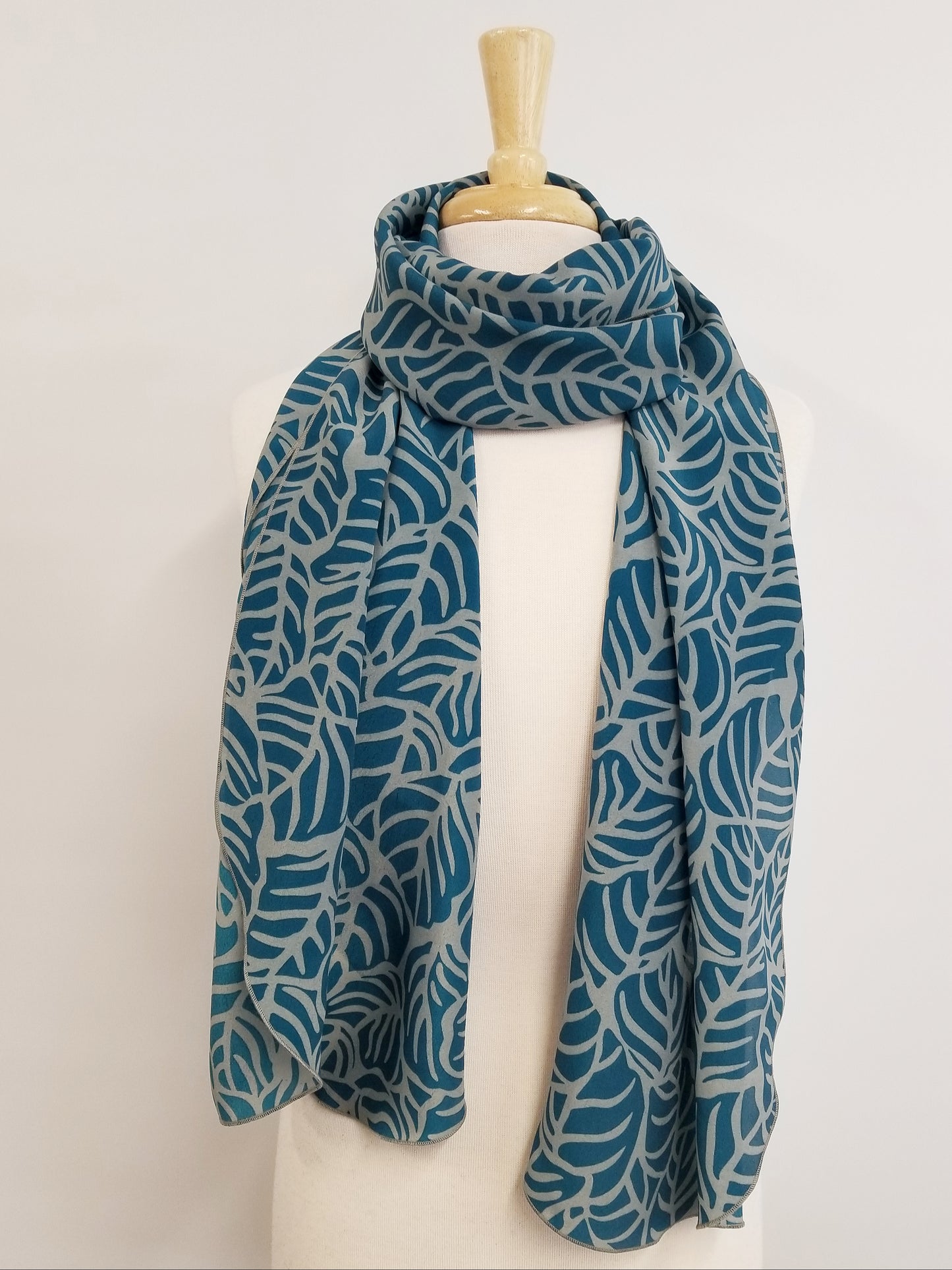 Foulard long imprimé feuillage sarcelle et gris pour une touche de style