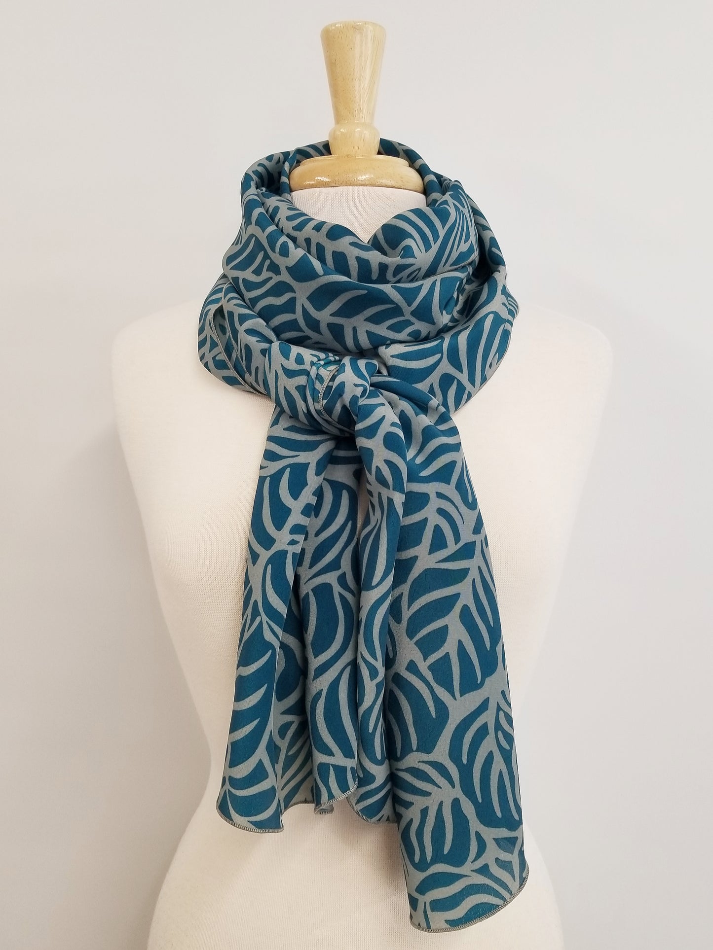 Foulard long imprimé feuillage sarcelle et gris pour une touche de style