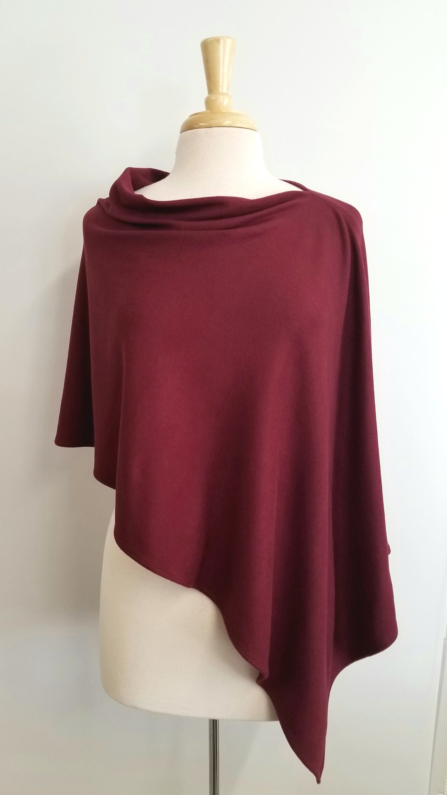 Poncho court et asymétrique en doux lainage, choix de 3 couleurs