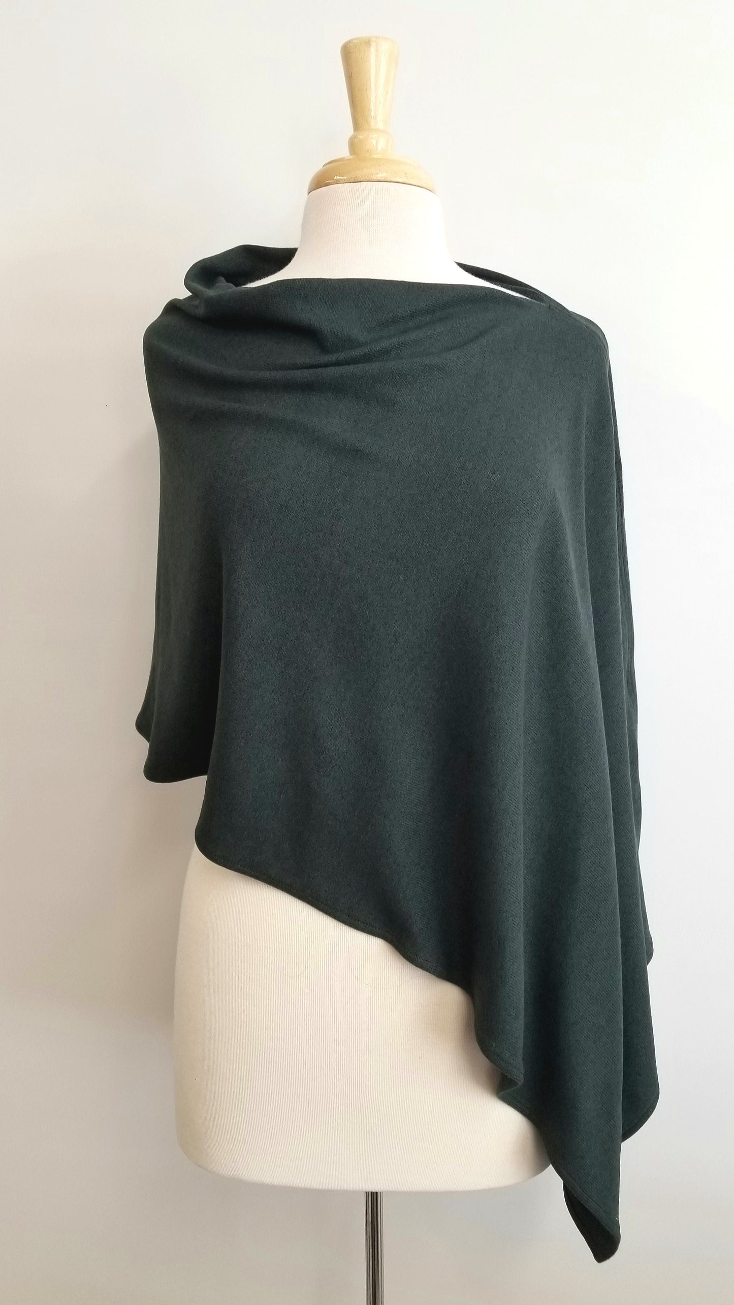 Poncho court et asymétrique en doux lainage, choix de 3 couleurs